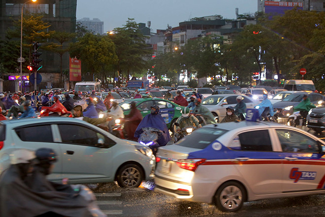 Trời Hà Nội nổi giông lốc mạnh giờ tan tầm ảnh 20