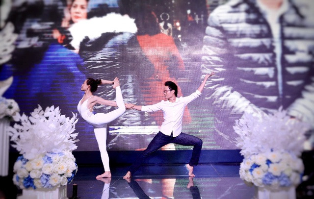 Cặp đôi Yoga Hải Phòng trình diễn điệu nghệ trên con đường hoa phượng vĩ ảnh 7