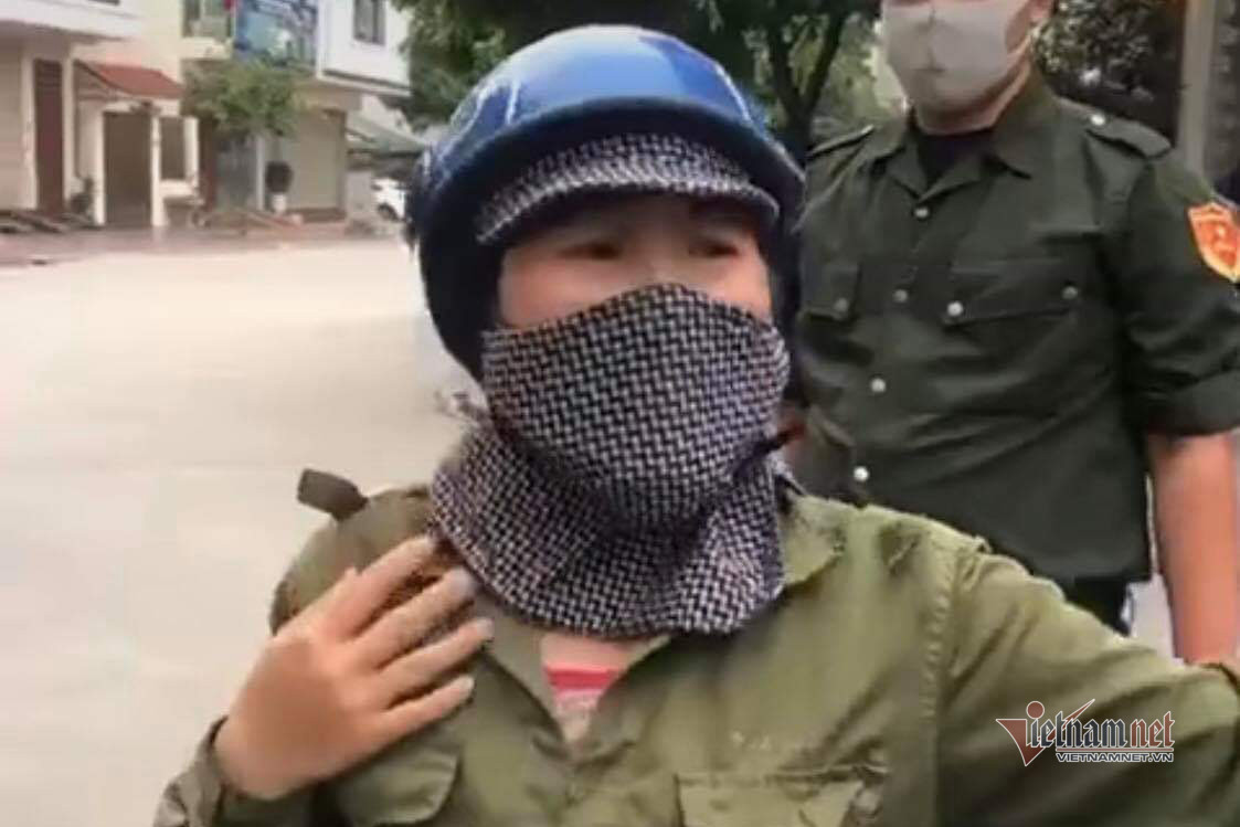 Clip: Chị bán rau kể lại việc bị nữ Phó chủ tịch phường nói 'con điên này' ảnh 2