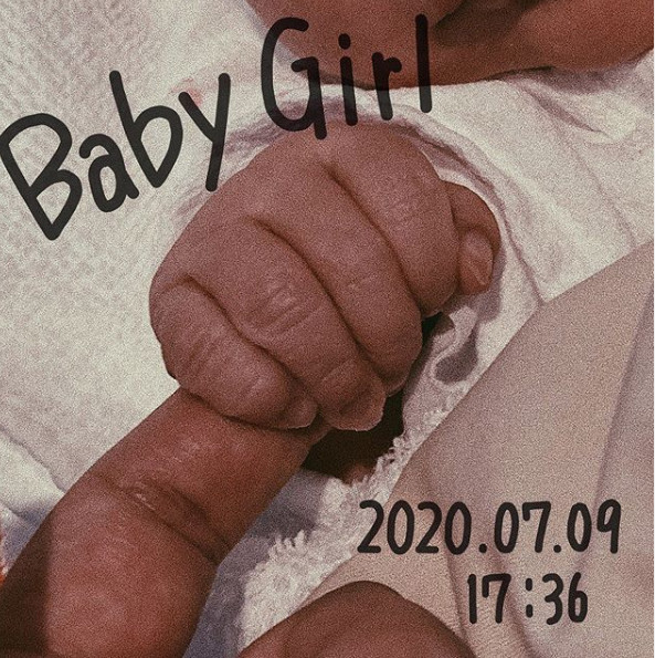 Mẫu nữ đình đám của Nhật kết hôn và sinh con ở tuổi 16 gây sốc ảnh 1