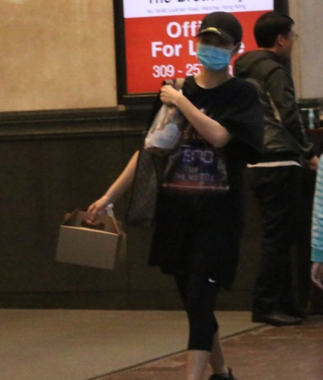 Sự thật việc sao nữ đình đám Hong Kong đi làm shipper giữa mùa Covid -19 ảnh 1