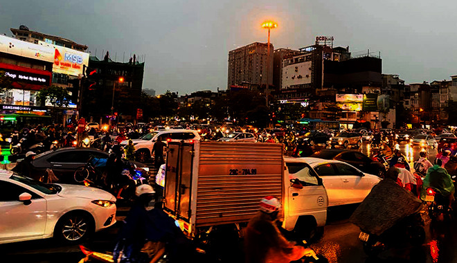 Trời Hà Nội nổi giông lốc mạnh giờ tan tầm ảnh 17