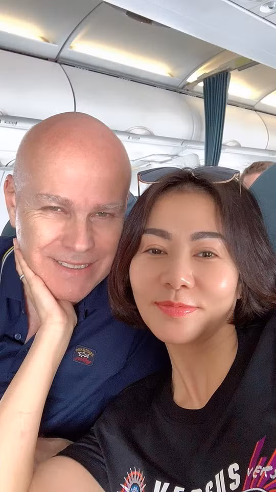 Valentine thời dịch: Ưng Hoàng Phúc tặng vợ khẩu trang, Ngô Thanh Vân 'tủi thân' ảnh 3
