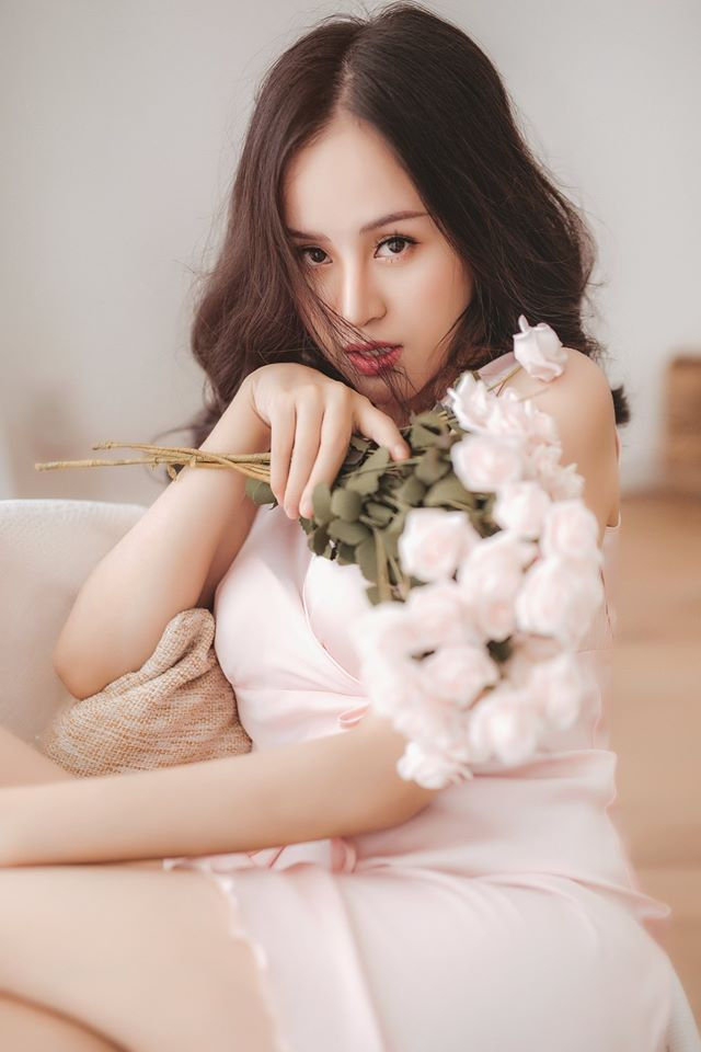 Valentine thời dịch: Ưng Hoàng Phúc tặng vợ khẩu trang, Ngô Thanh Vân 'tủi thân' ảnh 12