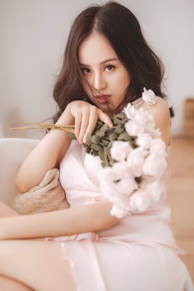 Valentine thời dịch: Ưng Hoàng Phúc tặng vợ khẩu trang, Ngô Thanh Vân 'tủi thân' ảnh 12