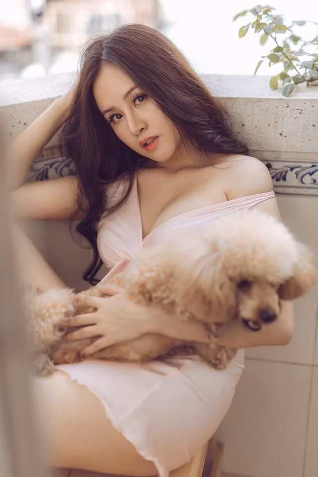 Valentine thời dịch: Ưng Hoàng Phúc tặng vợ khẩu trang, Ngô Thanh Vân 'tủi thân' ảnh 11
