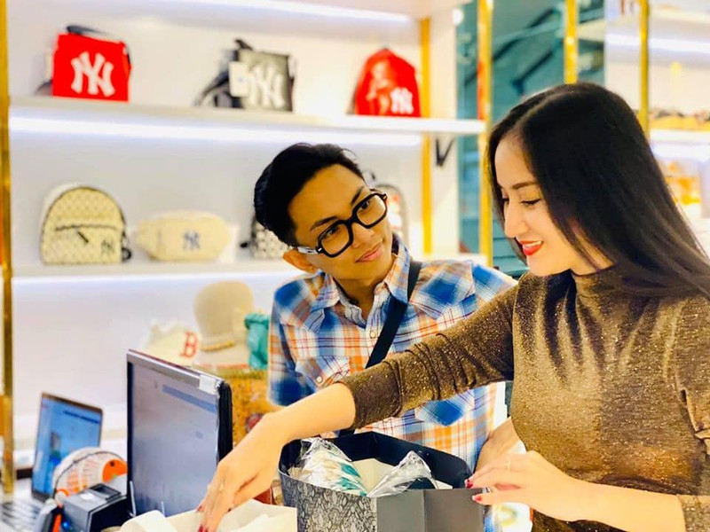 Valentine thời dịch: Ưng Hoàng Phúc tặng vợ khẩu trang, Ngô Thanh Vân 'tủi thân' ảnh 7