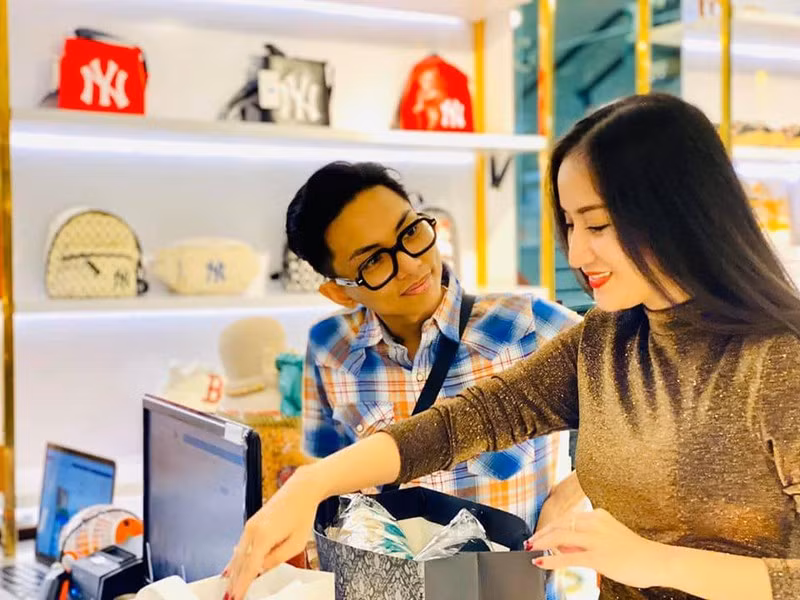 Valentine thời dịch: Ưng Hoàng Phúc tặng vợ khẩu trang, Ngô Thanh Vân 'tủi thân' ảnh 7
