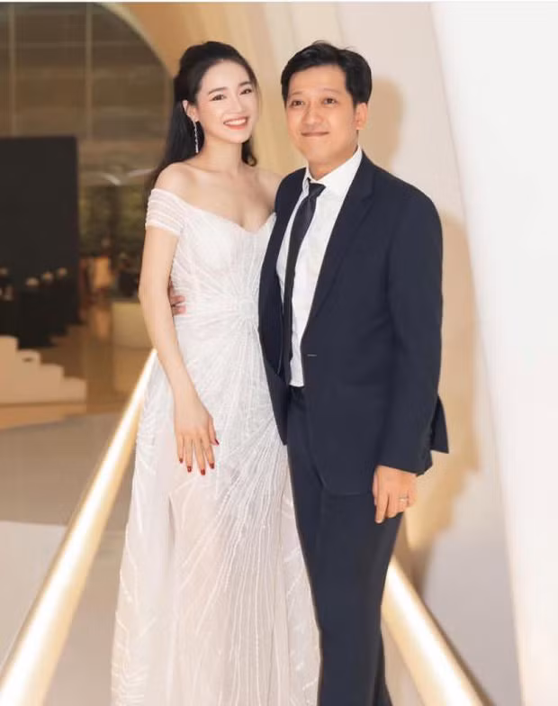 Valentine thời dịch: Ưng Hoàng Phúc tặng vợ khẩu trang, Ngô Thanh Vân 'tủi thân' ảnh 6