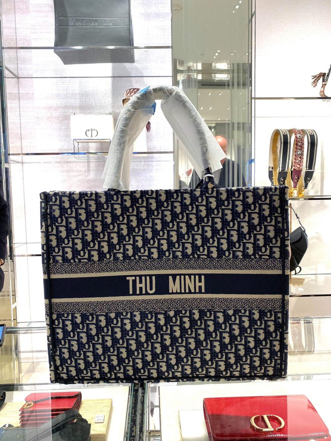 Valentine thời dịch: Ưng Hoàng Phúc tặng vợ khẩu trang, Ngô Thanh Vân 'tủi thân' ảnh 4