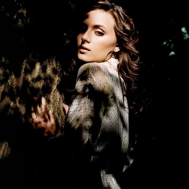 Nhan sắc gây chú ý của con gái út kín tiếng nhà 'Vua hài' Mr Bean ảnh 8