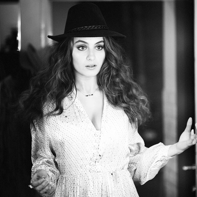 Nhan sắc gây chú ý của con gái út kín tiếng nhà 'Vua hài' Mr Bean ảnh 6