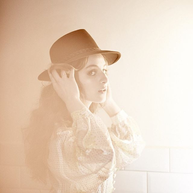 Nhan sắc gây chú ý của con gái út kín tiếng nhà 'Vua hài' Mr Bean ảnh 5