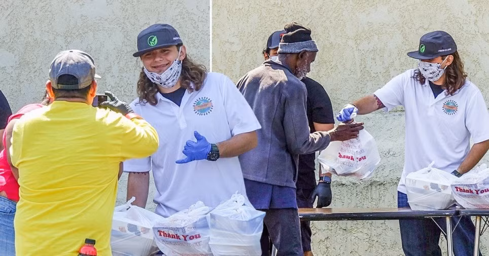 Sống tích cực mùa dịch: Nghệ sĩ Mỹ quyên góp hàng triệu USD để hỗ trợ người nghèo ảnh 1