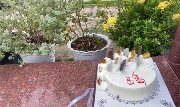 NSND Hồng Vân mang bánh kem đến mộ nghệ sĩ Anh Vũ để chúc mừng sinh nhật gây xúc động ảnh 2