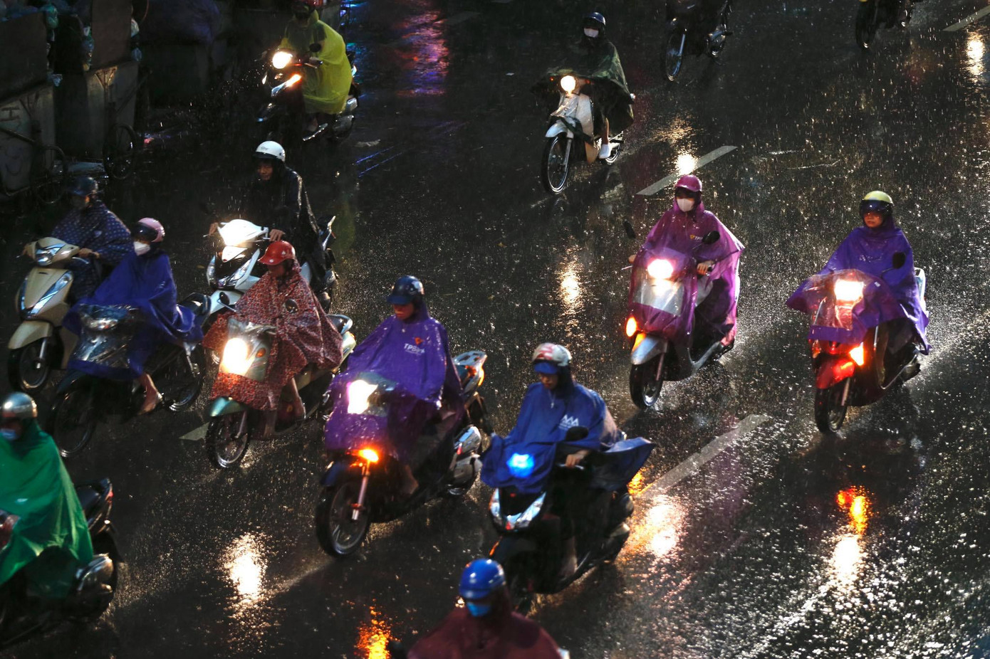 Trời Hà Nội nổi giông lốc mạnh giờ tan tầm ảnh 13