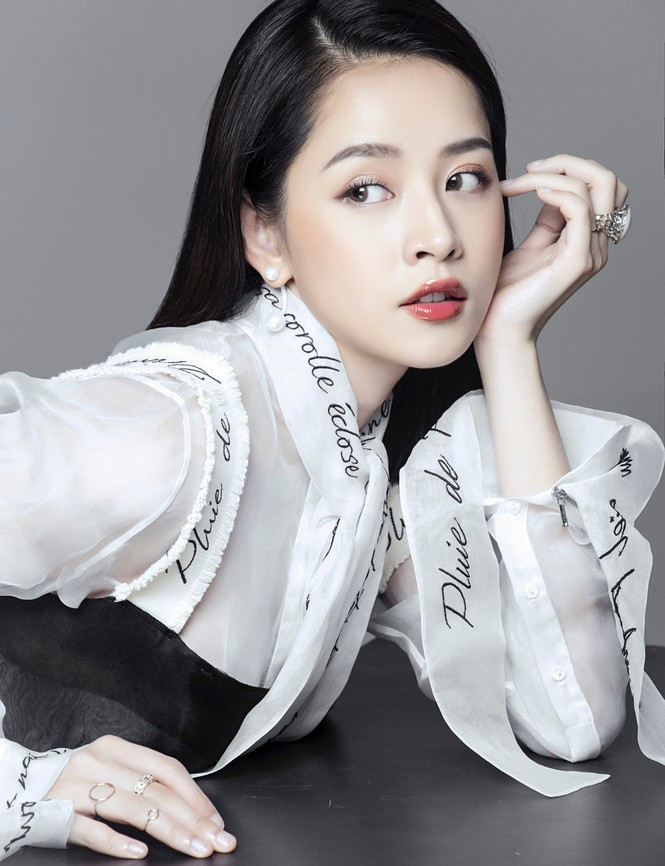 Showbiz 14/3: Đài truyền hình TQ bị phản ứng vì dùng khẩu trang trong suốt ảnh 3