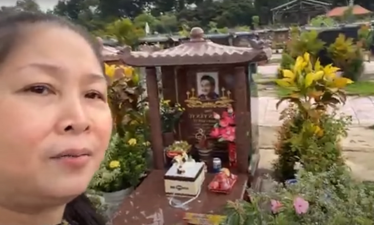 NSND Hồng Vân mang bánh kem đến mộ nghệ sĩ Anh Vũ để chúc mừng sinh nhật gây xúc động ảnh 1