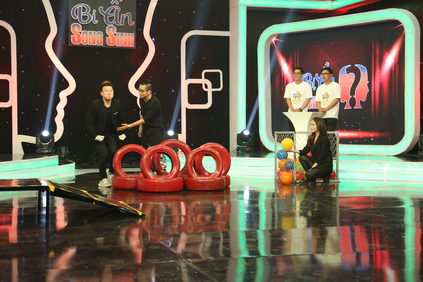 Phạm Lịch vừa công bố bạn trai mới thì được fan 'thả thính' trên sóng truyền hình ảnh 3