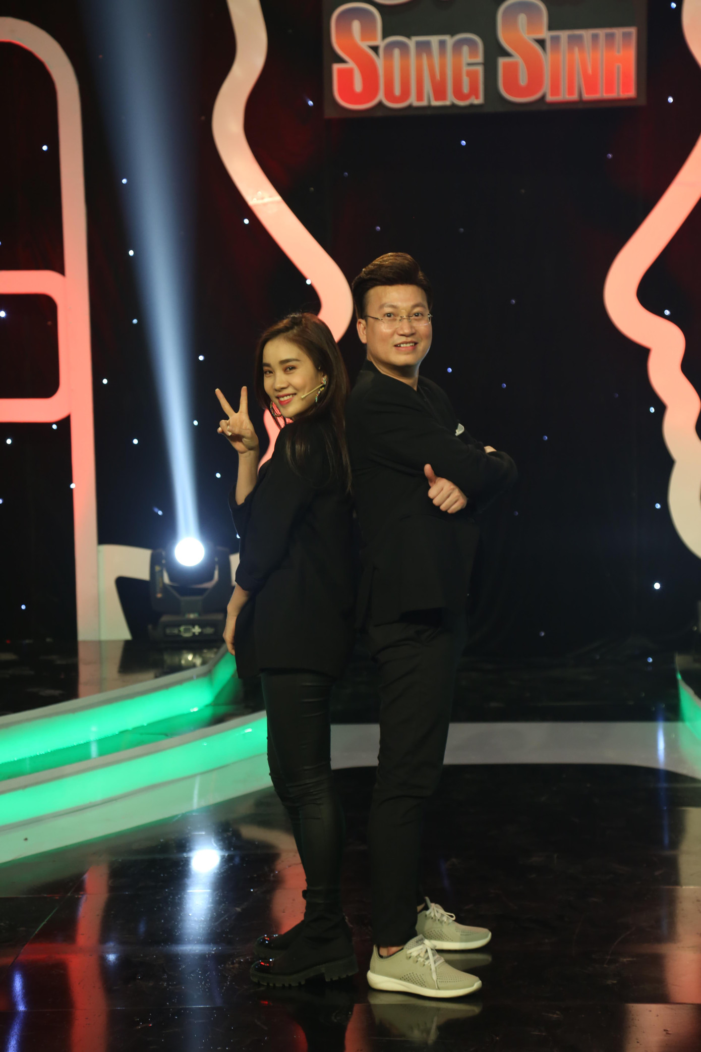 Phạm Lịch vừa công bố bạn trai mới thì được fan 'thả thính' trên sóng truyền hình ảnh 1