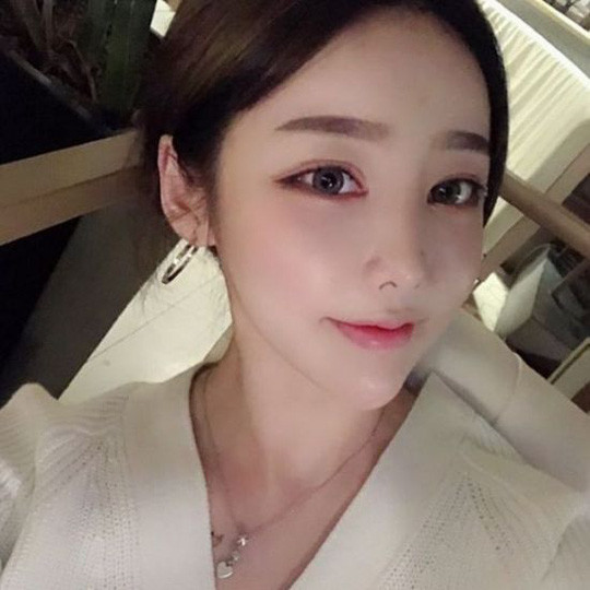 Tự cắt cổ tay khi đang dẫn trực tuyến, nữ MC Hàn Quốc khiến người xem sốc ảnh 1