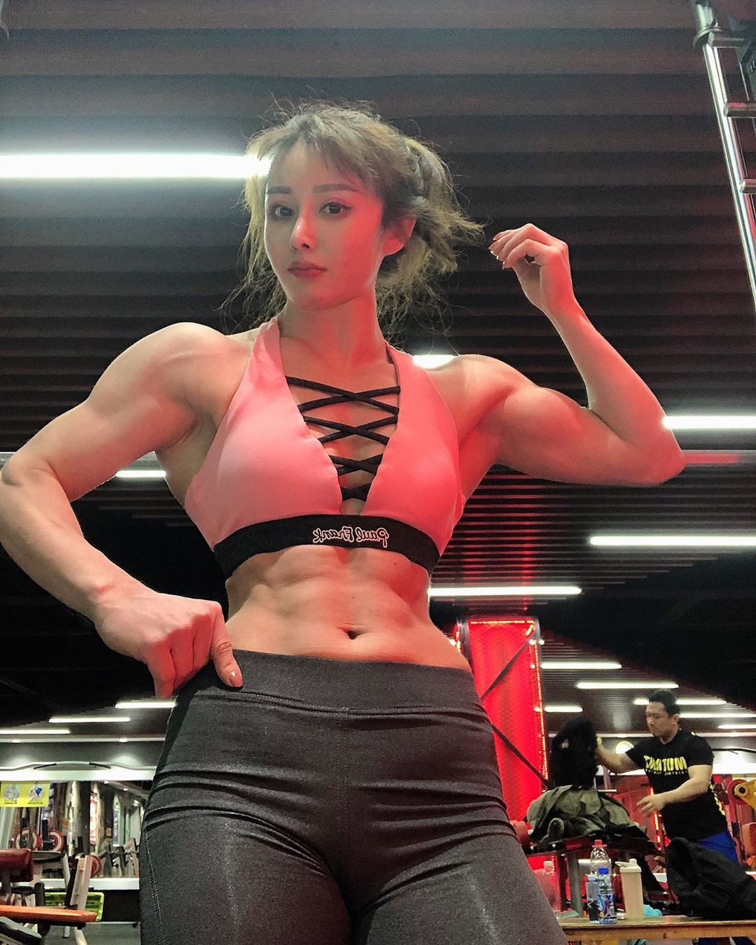 Hình thể như lực sĩ của nữ y tá Trung Quốc tham gia chống Covid -19 ảnh 12