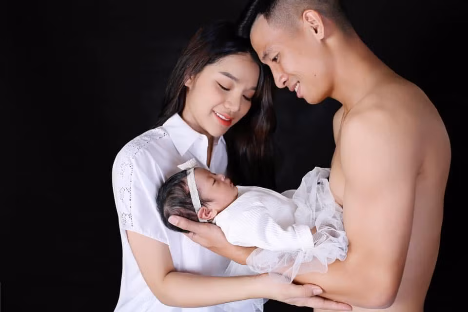 Phát 'sốt' với số tiền mà trung vệ Bùi Tiến Dũng lì xì bà xã ảnh 2