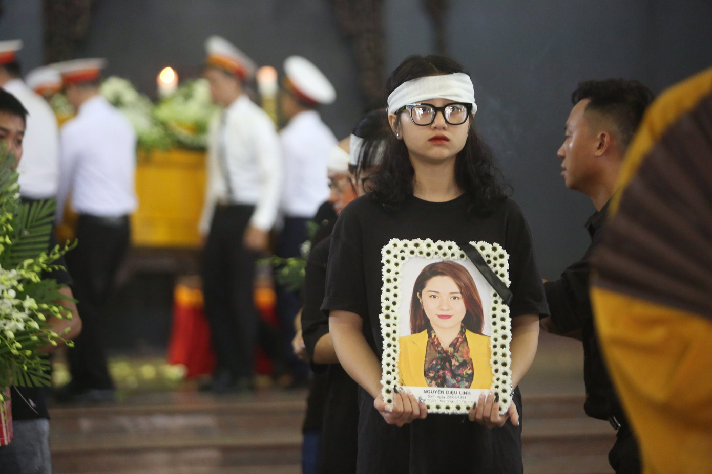 Đám tang phủ toàn hoa trắng của MC Thể thao Diệu Linh ảnh 17