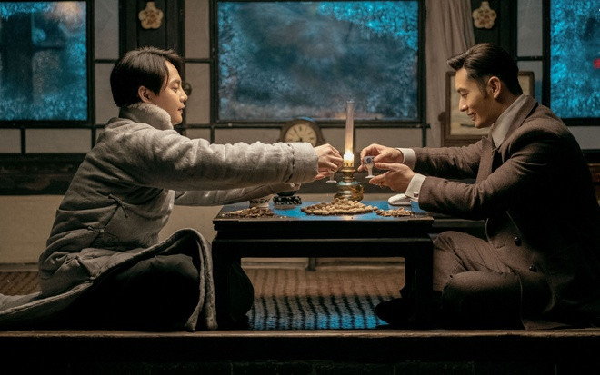 Showbiz 30/4: Huỳnh Hiểu Minh và bạn diễn ngất xỉu sau cảnh quay uống rượu ảnh 1