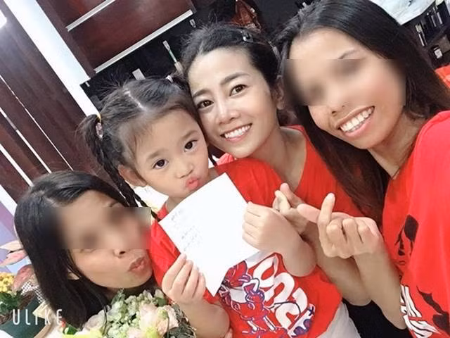 Bạn thân chia sẻ xúc động về hai vú nuôi đang chăm sóc con gái Mai Phương ảnh 1