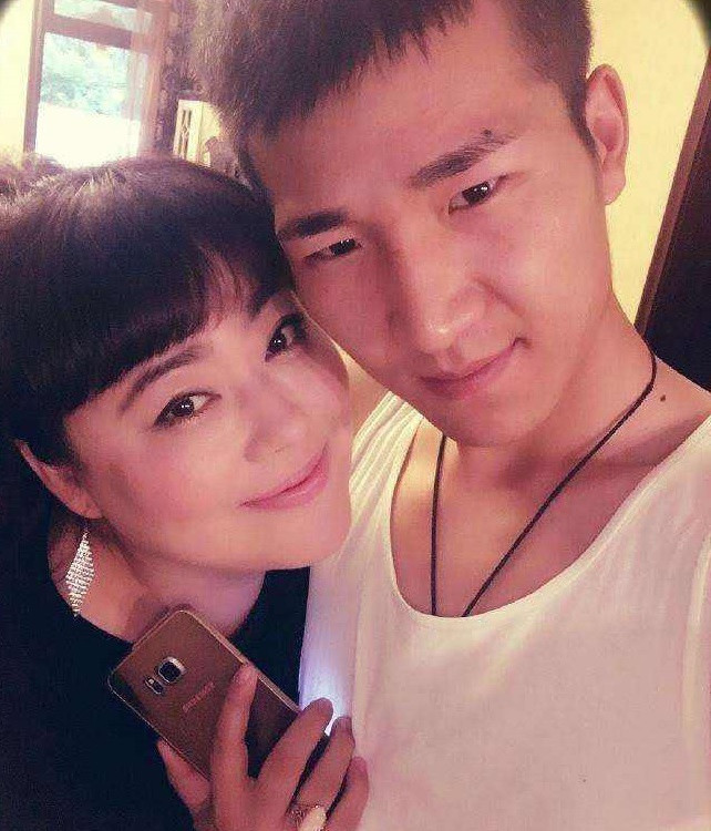 Showbiz 17/4: Bất ngờ danh tính vợ chồng nữ diễn viên bị tố lừa đảo hàng triệu USD ảnh 1