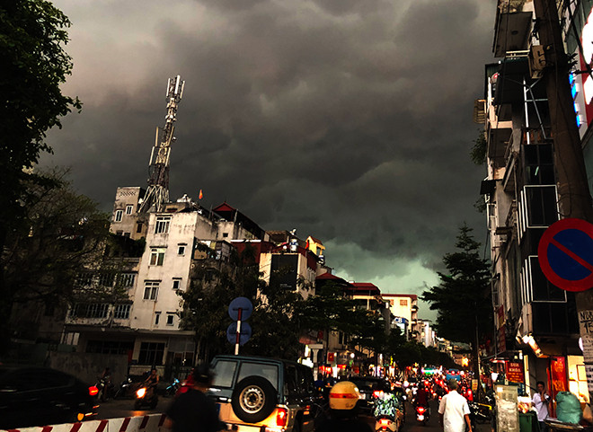 Trời Hà Nội nổi giông lốc mạnh giờ tan tầm ảnh 6