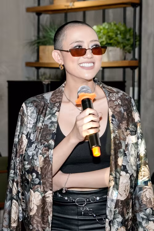 Showbiz 10/1: Tiểu tam trong 'Sống chung với mẹ chồng' bất ngờ cạo trọc đầu ảnh 1