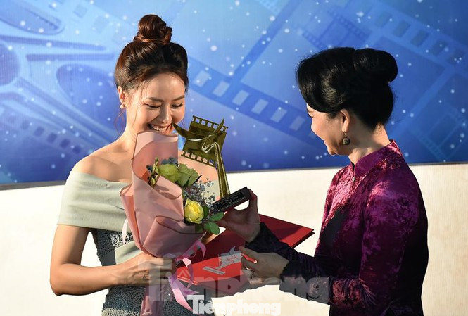 Showbiz 14/5: Cát Phượng tự nhận hết thời trước thông tin mua giải Cánh diều ảnh 4