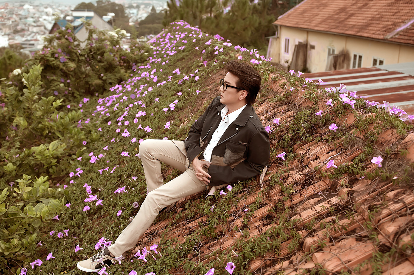 Lội dốc, leo mái nhà chụp hình, Đàm Vĩnh Hưng vô tình tiết lộ điều bất ngờ ảnh 2