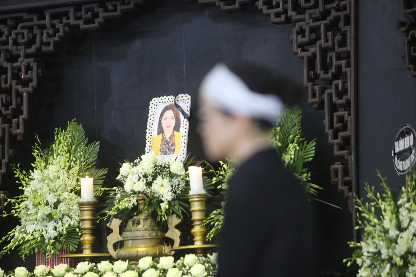 Đám tang phủ toàn hoa trắng của MC Thể thao Diệu Linh ảnh 4