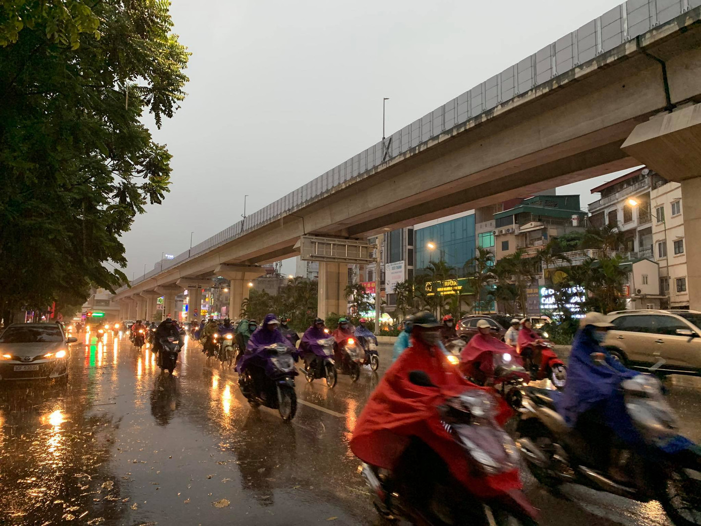 Trời Hà Nội nổi giông lốc mạnh giờ tan tầm ảnh 10