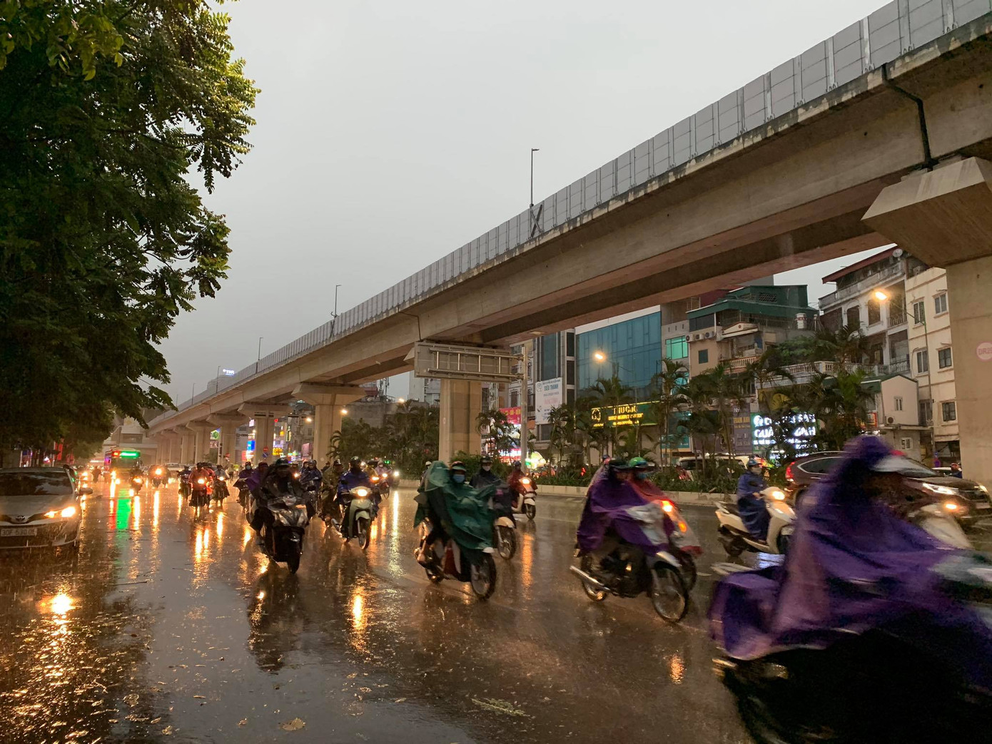 Trời Hà Nội nổi giông lốc mạnh giờ tan tầm ảnh 9