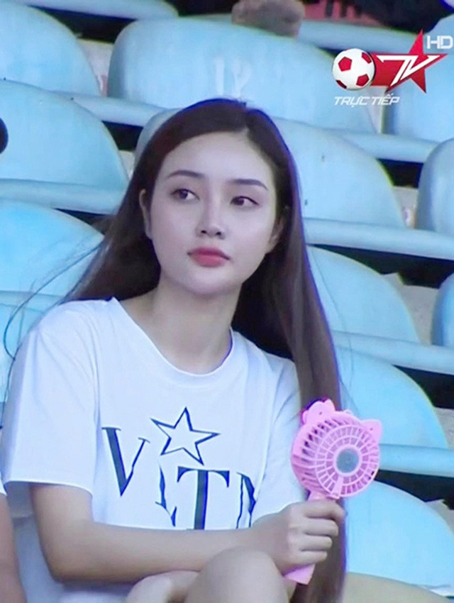 Bạn gái thủ môn Văn Biểu lên sóng trực tiếp, nhan sắc khiến fans xuýt xoa ảnh 2