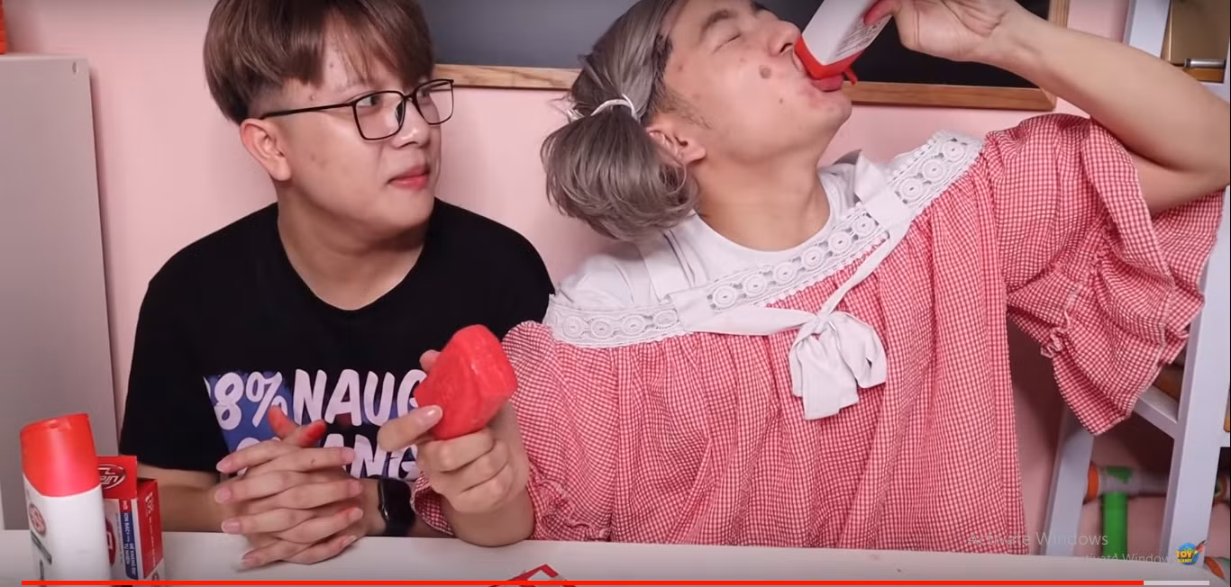 Kênh YouTube triệu view dạy trẻ ăn xà bông, uống sữa tắm gây bức xúc ảnh 2