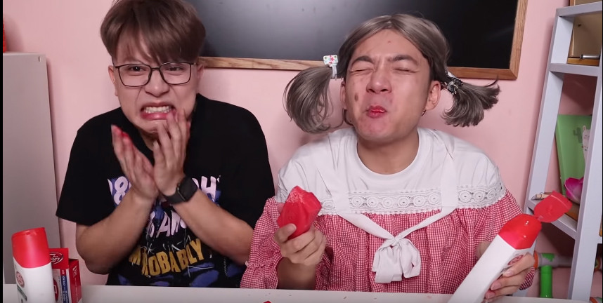 Kênh YouTube triệu view dạy trẻ ăn xà bông, uống sữa tắm gây bức xúc ảnh 3