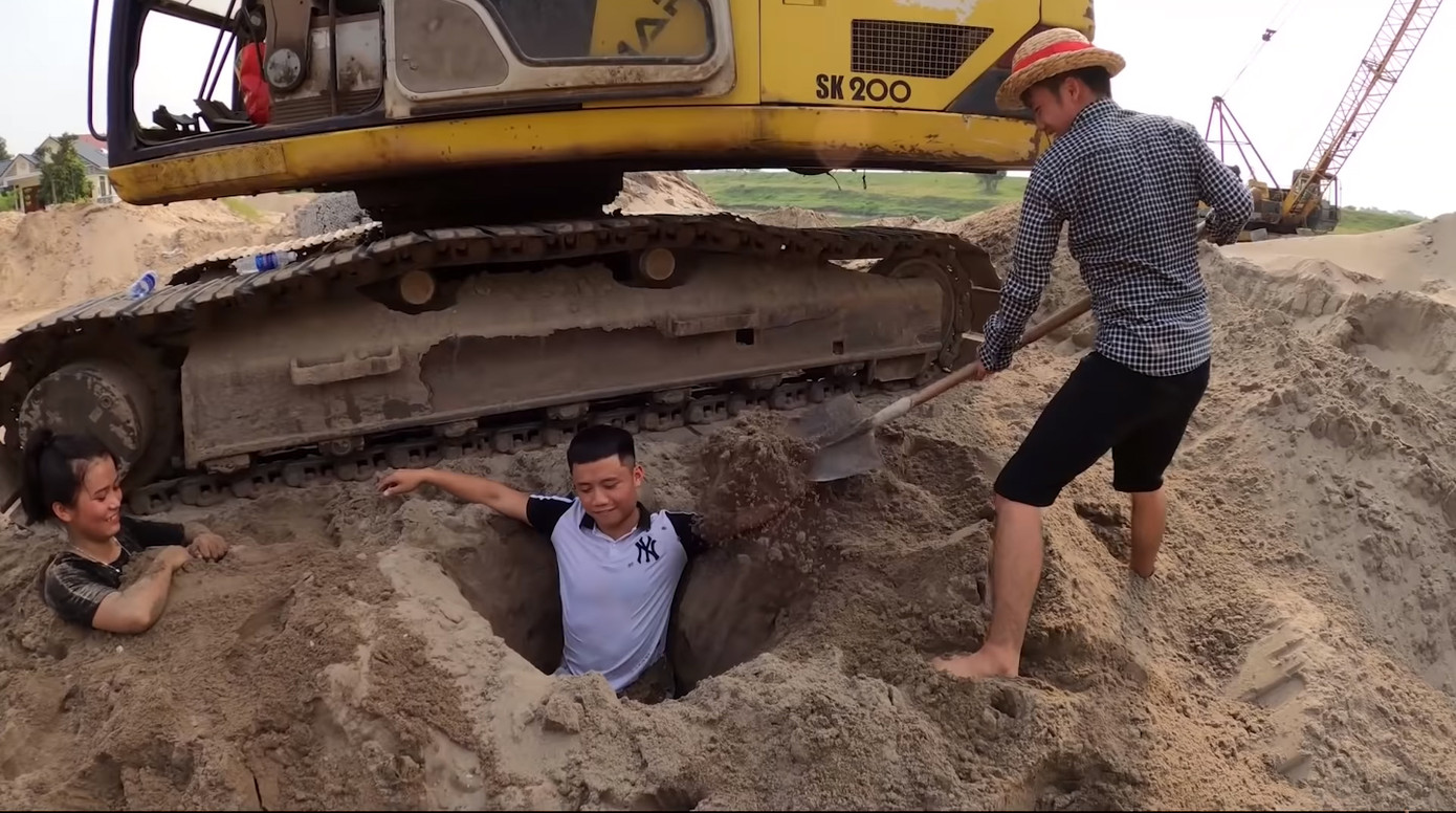 Con trai 'Bà Tân Vlog' bị chỉ trích vì dùng nhang và vàng mã cúng hai em để câu view ảnh 1