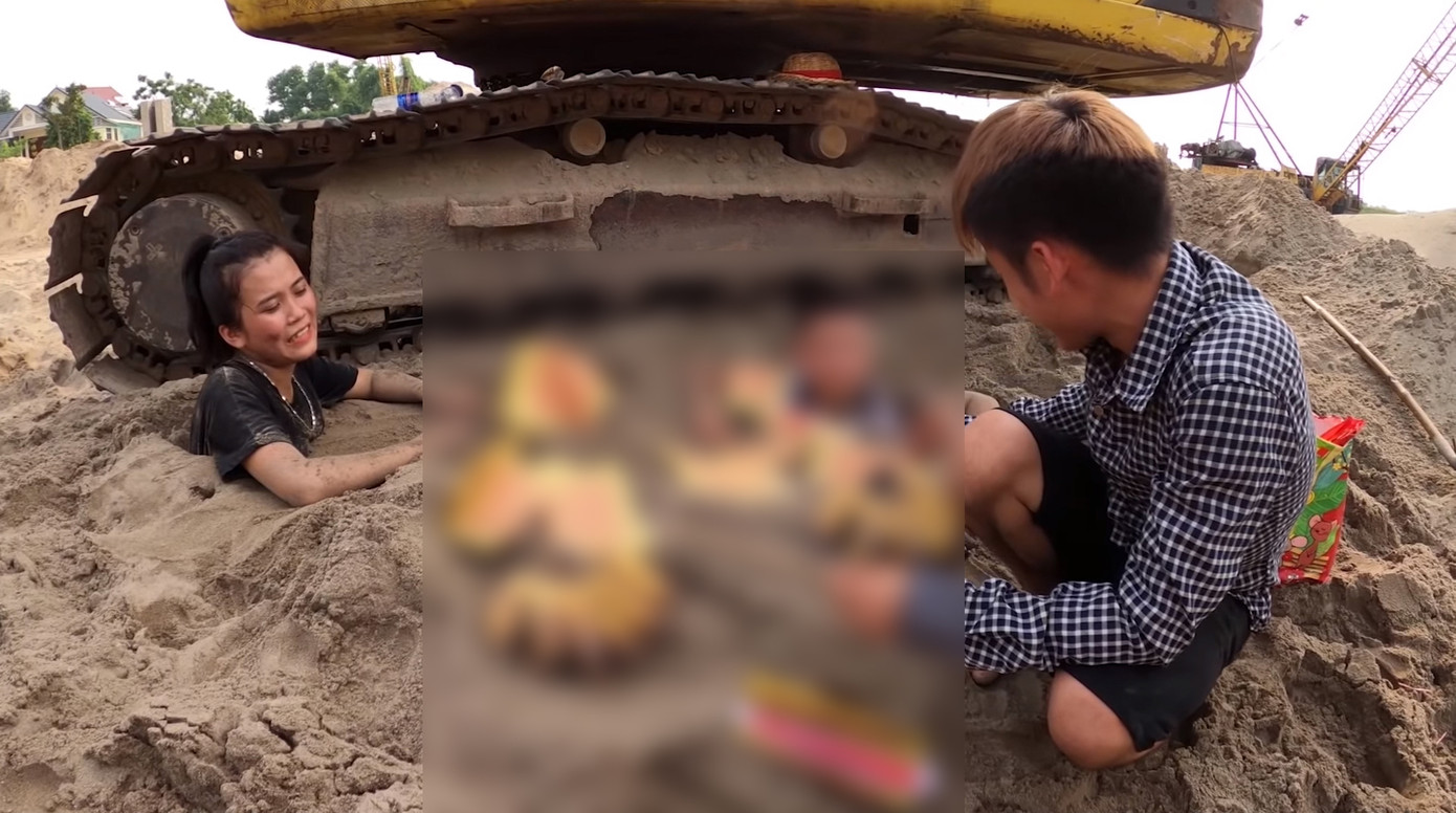 Con trai 'Bà Tân Vlog' bị chỉ trích vì dùng nhang và vàng mã cúng hai em để câu view ảnh 3