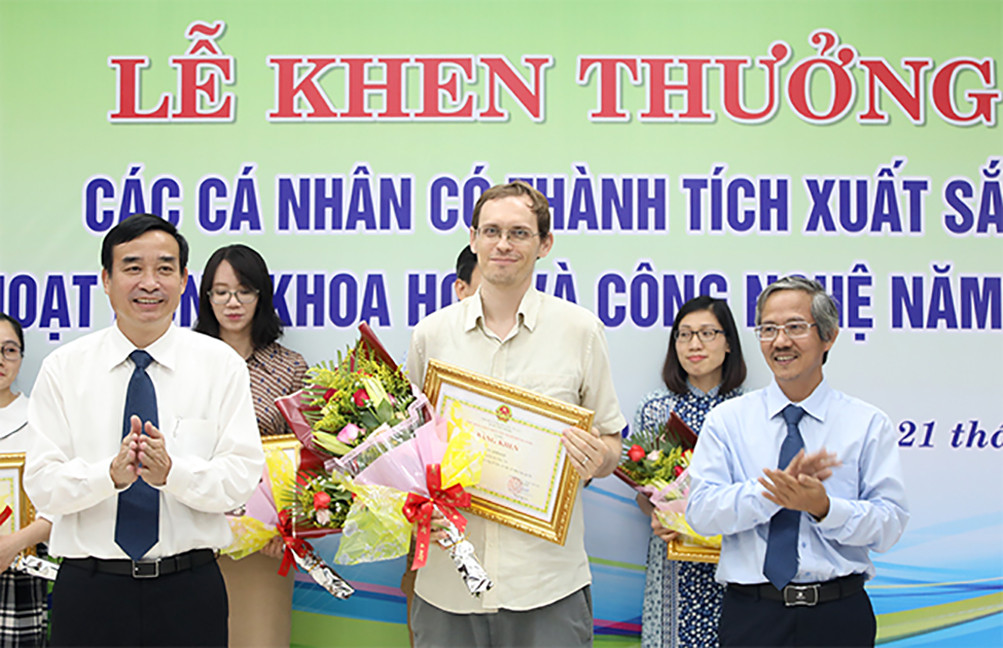 69 nhà khoa học ĐH Duy Tân nhận khen thưởng của thành phố Đà Nẵng ảnh 2