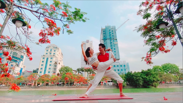 Cặp đôi Yoga Hải Phòng trình diễn điệu nghệ trên con đường hoa phượng vĩ ảnh 1