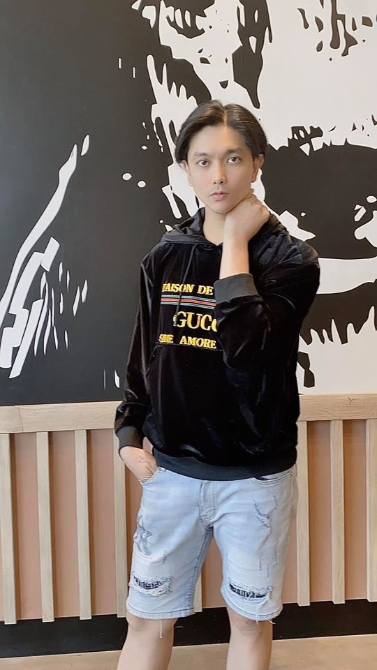 Showbiz 16/1: Tim bị nghi phẫu thuật thẩm mĩ vì gương mặt khác lạ ảnh 1