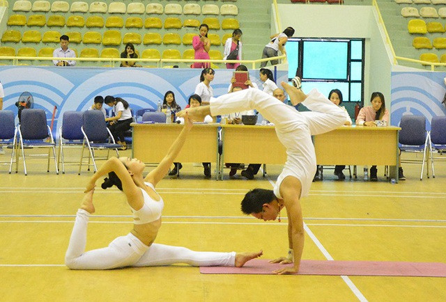 Cặp đôi Yoga Hải Phòng trình diễn điệu nghệ trên con đường hoa phượng vĩ ảnh 10