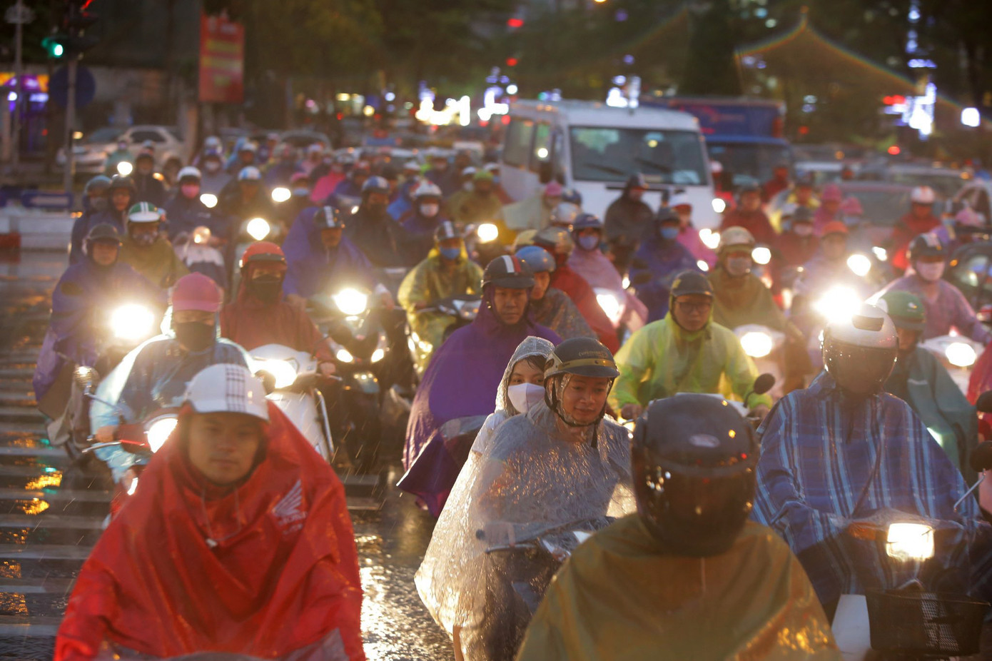 Trời Hà Nội nổi giông lốc mạnh giờ tan tầm ảnh 19