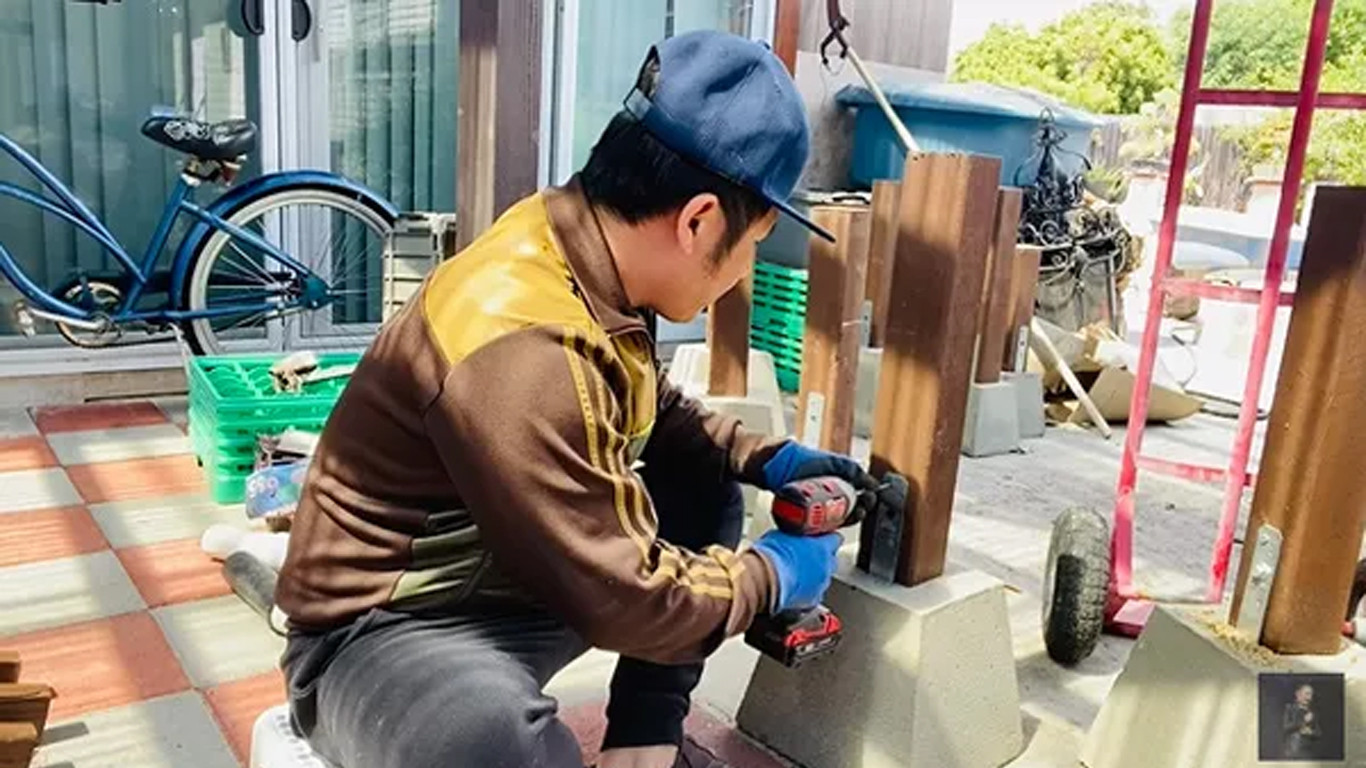 Bằng Kiều làm mộc, làm nông tại nhà ở Mỹ vì COVID-19 ảnh 3