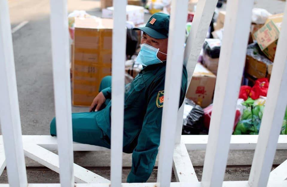 Gửi cả 'siêu thị' vào khu cách ly: Xót người nhà, ai xót các chiến sĩ dân quân? ảnh 3